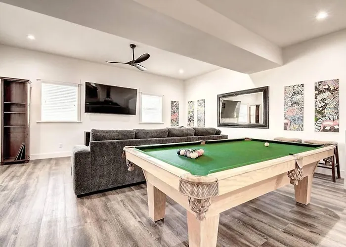 12 Large Bedrooms Waterfall Game Lounge Holiday home