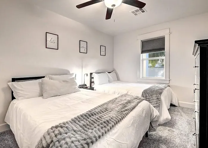 12 Large Bedrooms Waterfall Game Lounge * Phoenix