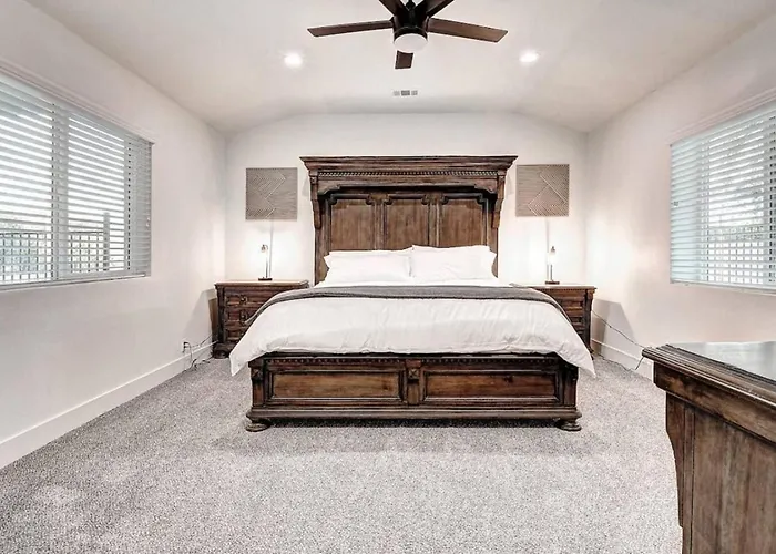12 Large Bedrooms Waterfall Game Lounge Phoenix