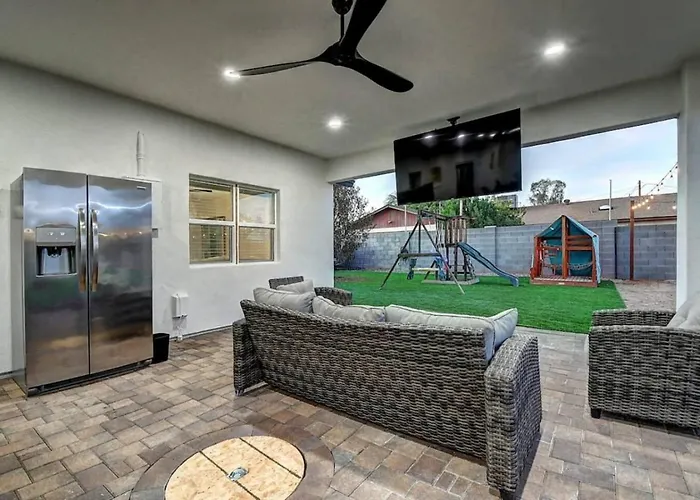 12 Large Bedrooms Waterfall Game Lounge Holiday home