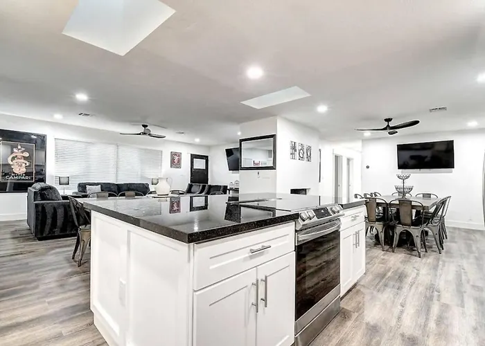 12 Large Bedrooms Waterfall Game Lounge Phoenix