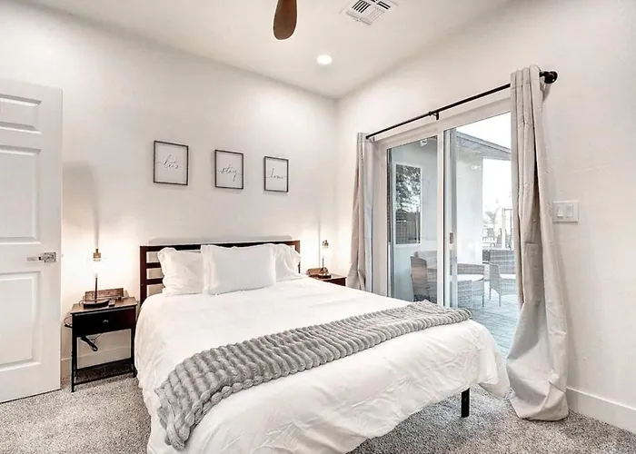12 Large Bedrooms Waterfall Game Lounge Phoenix