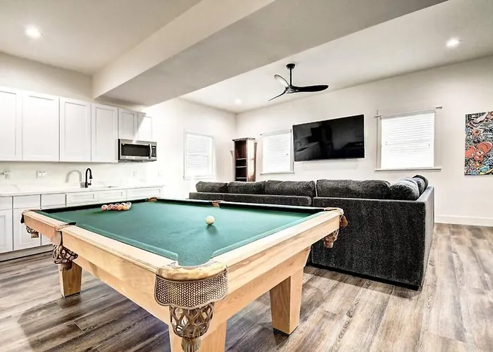 12 Large Bedrooms Waterfall Game Lounge Holiday home