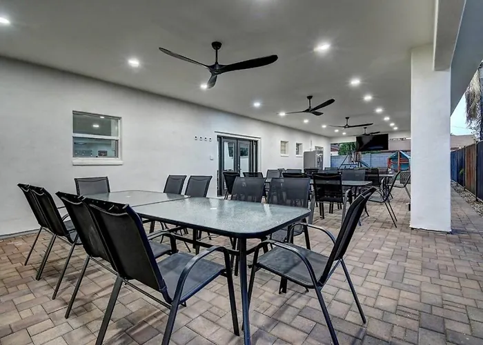 Holiday home 12 Large Bedrooms Waterfall Game Lounge Phoenix