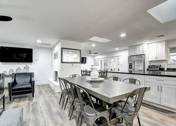 12 Large Bedrooms Waterfall Game Lounge Phoenix