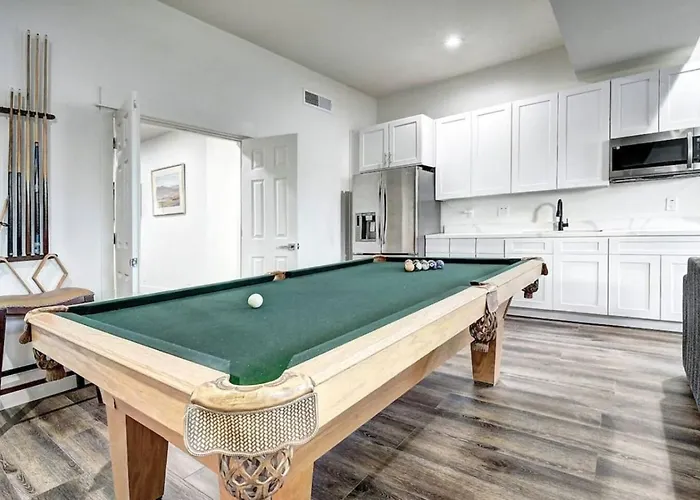 12 Large Bedrooms Waterfall Game Lounge Holiday home Phoenix