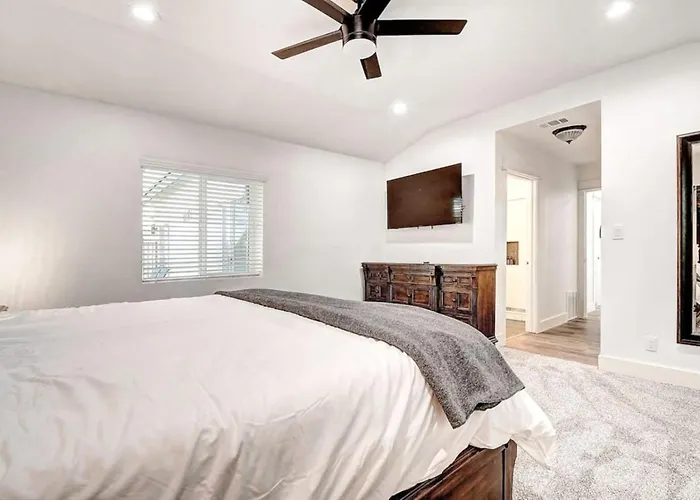 12 Large Bedrooms Waterfall Game Lounge Phoenix