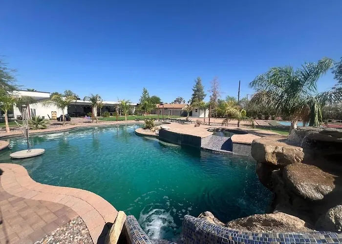 12 Large Bedrooms Waterfall Game Lounge Holiday home