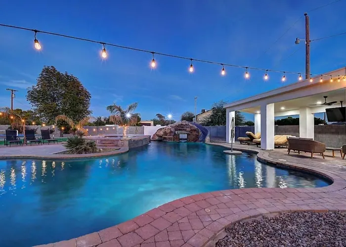 12 Large Bedrooms Waterfall Game Lounge Holiday home Phoenix