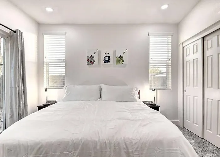 Holiday home 12 Large Bedrooms Waterfall Game Lounge *