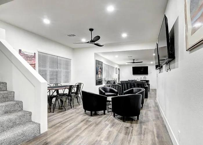 Holiday home 12 Large Bedrooms Waterfall Game Lounge Phoenix