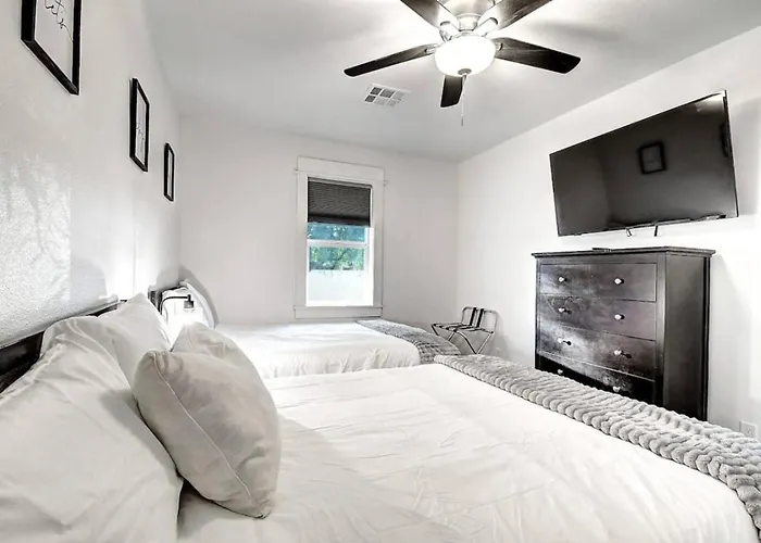 12 Large Bedrooms Waterfall Game Lounge Holiday home