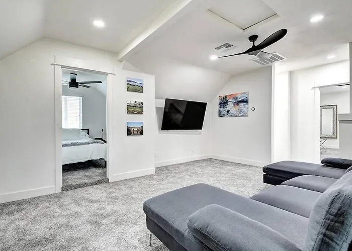 Holiday home 12 Large Bedrooms Waterfall Game Lounge